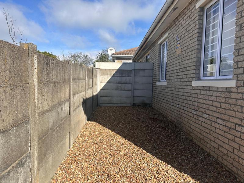 2 Bedroom Property for Sale in Oakglen Western Cape